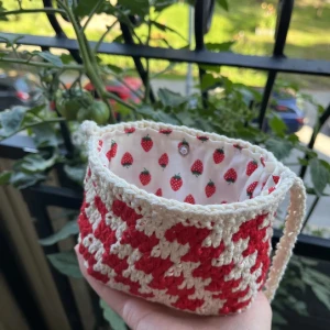 Mini Strawberry Crochet Tote - Handmade crochet mini tote bag. Made with 100% cotton yarn, with a cotton fabric liner (with the cutest strawberry print!). Snap button is added to close the bag. Custom unique piece < 3 Feel free to message for more pics or if you have questions!