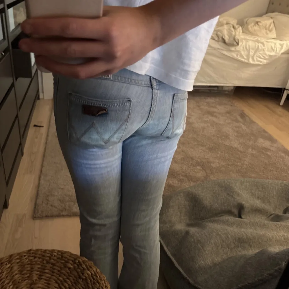 Säljer ett par ljusblå lågmidjade och utsvängda jeans från Wrangler i bra skick. De har en klassisk femficksdesign. Mina absoluta favorit jeans, säljer pgr av lite för långa💗. Jeans & Byxor.