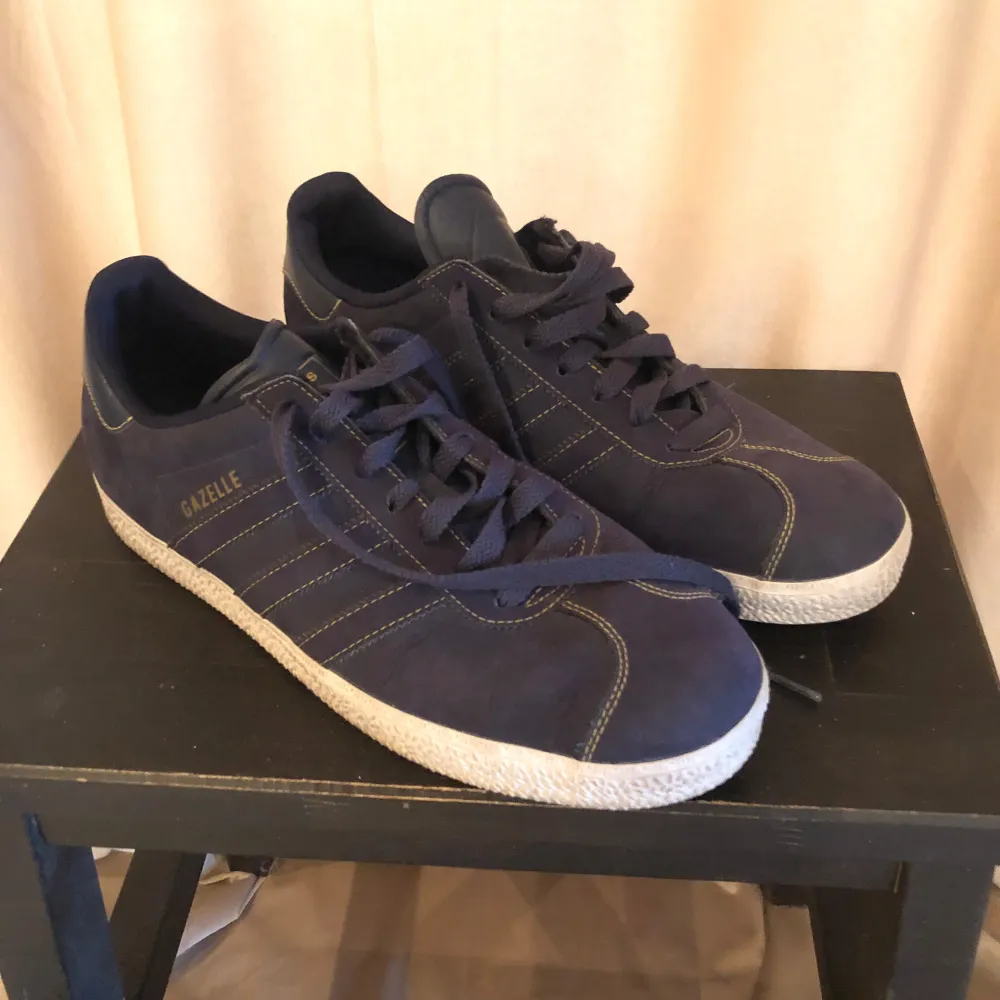 Säljer dessa riktigt snygga adidas gazelle, skick 8/10 för endast 450kr🤩 . Skor.