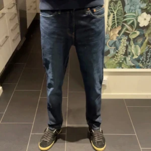 Levis 511 - Säljer nu ett par riktigt feta Levis 511 storlek w31 L32, skick helt nya aldrig använda skicka för övriga frågor.