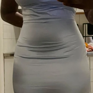 Blå bal klänning  - Blå bal klänning med rhinestone detaljer och öppen rygg från Nelly,köptes för ung två år sedan. Aldrig använd då tyvärr inte hann komma i tid för min egna bal