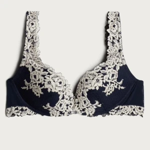 intimissimi bh - jättefin marinblå intimissimi bh som är köpt här på plick men som ja säljer vidare då den inte passar. enda defekten är att lappen är bortklippt. storlek 75B. köparen står för frakten 💕