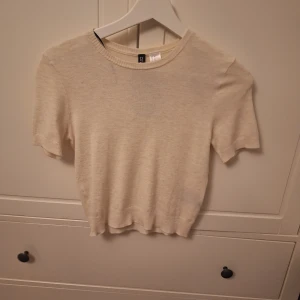 Stickad kortärmad - Ganska tunnt material. Från hm divided I stolek xs