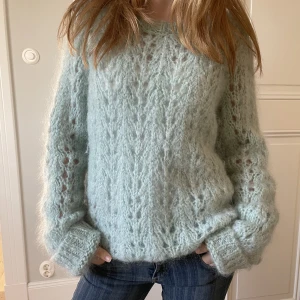 Stickad tröja Gestuz - Så fin Gestuz tröja gjord av mohair!🩵 väldigt sparsamt använd och nypris ligger på över 2200 kr! Storleken är Xs/S men passar även någon som bär M. 