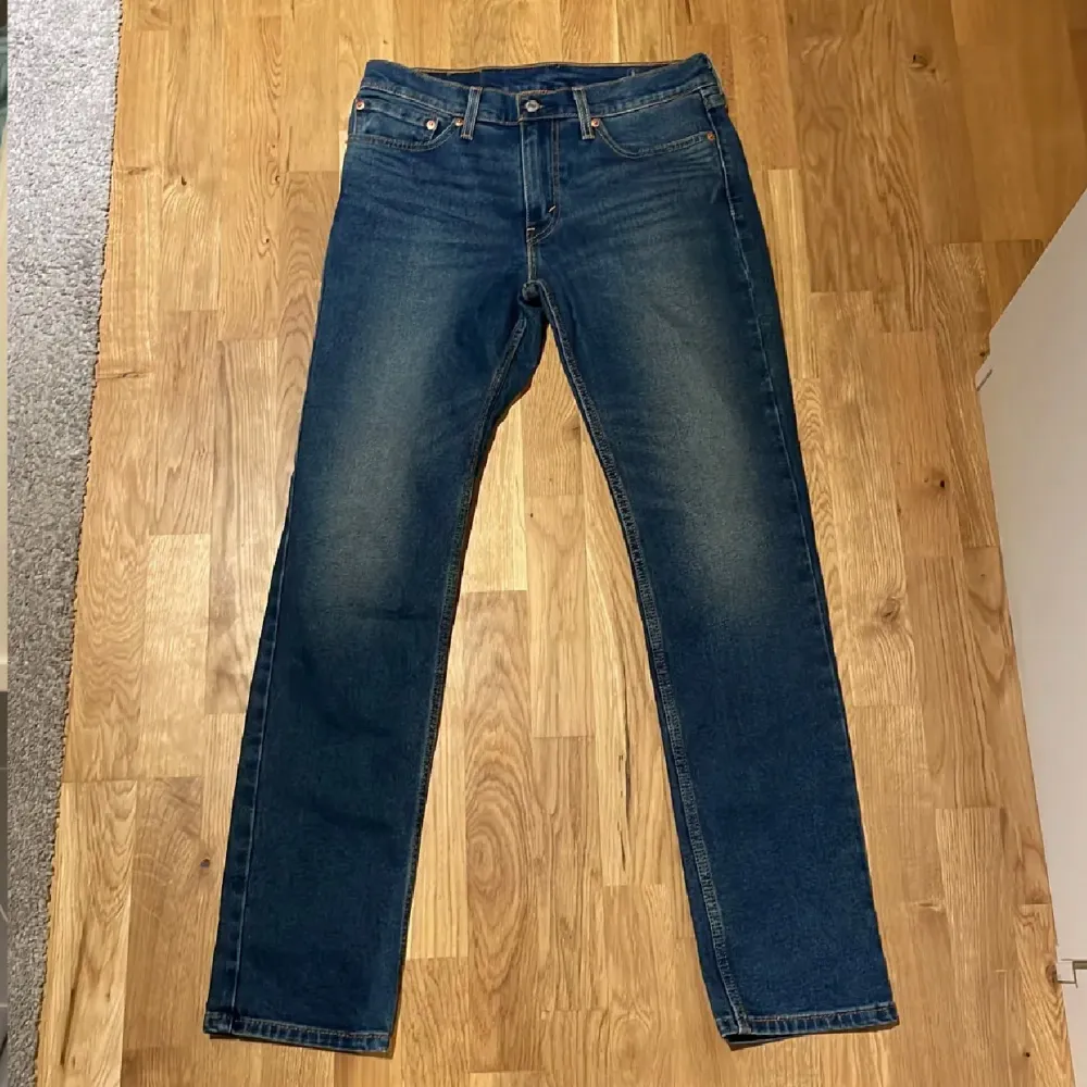 Tjena, säljer nu dessa riktigt feta Levis 511 storlek w31 L32, skick helt nya aldrig använda skicka för övriga frågor och bud.. Jeans & Byxor.