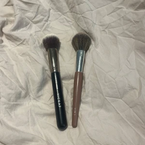 Sminkborstar - Två sminkborstar, ena från caia deras f03 och hickaps 115 round kabuki. Nypris för båda är ca 360 kr