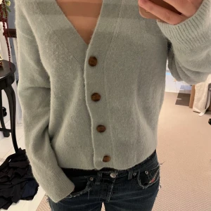 Kofta & Other Stories - Säljer en jätteskön kofta från & Other Stories! Fin ljusgrön färg. Fint skick.