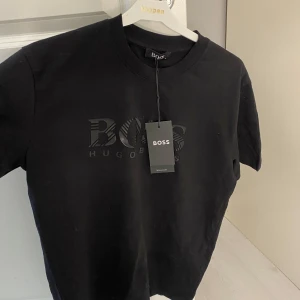 Säljer en Hugo boss T-shirt i svart och en Armani T-shirt i vit.Helt oanvänd köpte! - Säljer en Hugo boss T-shirt i svart och en Armani T-shirt i vit.Helt oanvända!  300st Storlek s på båda men båda är ändå stora i storleken