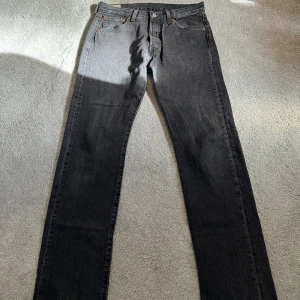 Levis 501 - Säljer dessa jättefina Levis 501 jeans då jag inte använder dom längre!  Knappt använda  Cod 9/10 Stl 30/32
