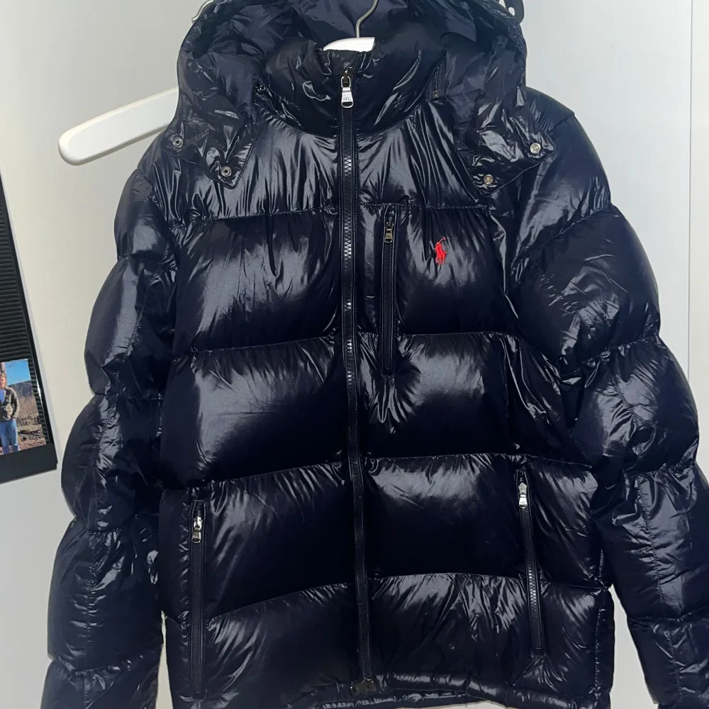 Tjena säljer en polo Ralph Lauren puffer jacket, äkta! Köpt Dena vecka och har använt den 1 gång. Jackor.