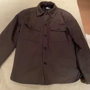 Perfekt nu till hösten och vintern. En overshirt i färgen mörkgrön. Det är inte som en vanlig utan den är fodrad så att man håller sig varm vilket är perfekt nu. Skriv vid minsta intresse. Pris kan alltid diskuteras.