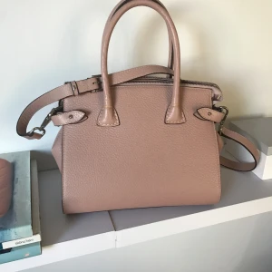 Rosa handväska Decadent Äkta läder - Rosa handväska från Dekadent, självklart äkta, intyg o kvitto finns (Åhléns city). Ingen dustbag. Bara stått i walk in closet , är i nyskick.Mått: 28 cm bred, 22 cm hög, 14 cm djup Nypris 3 800:-