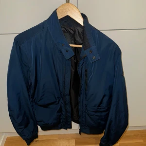 J.Lindeberg jacka - Marinblå skal/bomber jacka från J.Lindeberg i mycket gott skick, använd ett fåtal gånger.