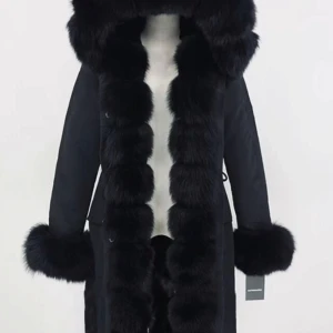 Pälsjacka storlek S - Fin svart vinterjacka i äkta päls. Fint skick, dock lite ” små fel ” några sömmar som gått upp samt så är ena fickan inuti trasig.  Jackan har dragsko i midjan.  Möts gärna upp så du själv kan titta på jackan. Vill bli av med den därav priset. 