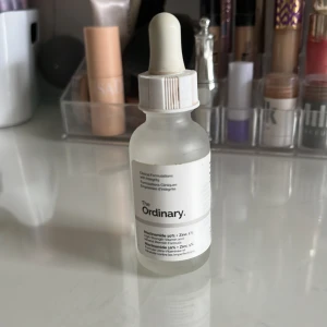 The Ordinary Niacinamide 10% + Zinc 1% - Säljer en flaska The Ordinary Niacinamide 10% + Zinc 1%. Perfekt för att minska porer och jämna ut hudtonen. Flaskan är i frostat glas med en pipett för enkel applicering. Finns ej så mycket kvar därvav pris!!