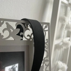 Svart diadem - Säljer ett stilrent svart diadem som passar perfekt för alla tillfällen. Det är enkelt och elegant, vilket gör det lätt att matcha med olika outfits. 