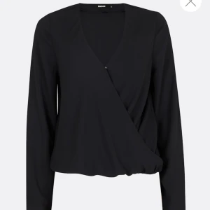 Svart blus - Ny med prislappen 