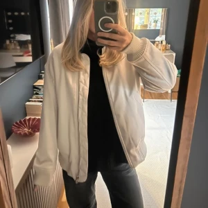 Bomber jacka  - Helt slutsåld bomber jacka från H&M i ett glansigt tyg så fin. Är en oversized xs sitter bra på mig som är en M