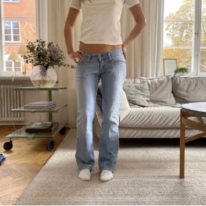 Jättefina Lee jeans ❤️ - Storlek W28 L31💕 säljer då dom är för korta, köpta för 800kr säljer för 550kr + frakt ( lånade bilder från förra ägaren )