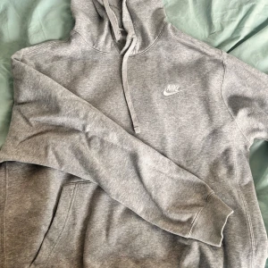 Grå hoodie från Nike - Säljer en grå hoodie från Nike i storlek S. Den är superbekväm och perfekt för både vardag och träning. Hoodien har en klassisk design. Den är i bra skick och redo för en ny ägare!