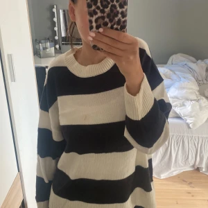 stickad tröja - Jättefin stickad tröja från h&m i strl M. Säljer pga den inte har kommit till användning.  Priset går att diskutera! Tröjan är mörkblå och vit (svårt att se på bilden)