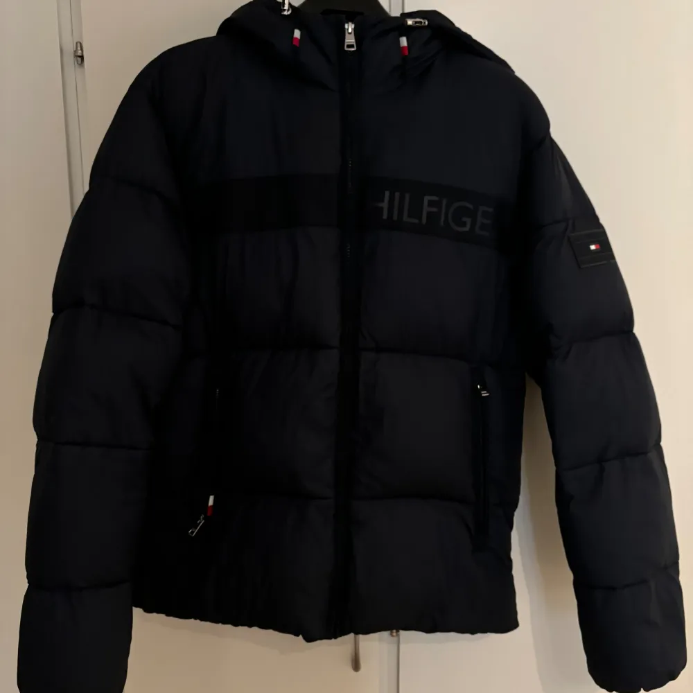 Tommy hilfiger jacka i storlek M. Skick 7.5/10. Finns en liten liten reva i jackan men inget som man tänker på. Nypris 3000kr.. Jackor.