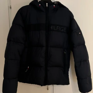 Tommy Hilfiger jacka  - Tommy hilfiger jacka i storlek M. Skick 7.5/10. Finns en liten liten reva i jackan men inget som man tänker på. Nypris 3000kr.