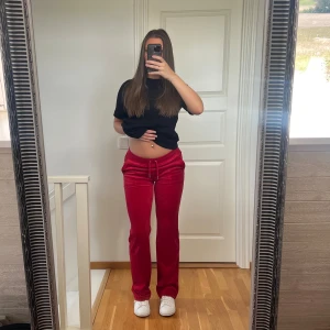 Juicy Couture - ❤️Röda Juicy Couture byxor i nyskick! Köpta för 1200 ❤️