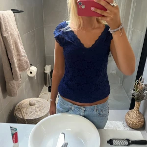 Spets topp - Så snygg mörkblå spets topp! Snygg till fest🌸