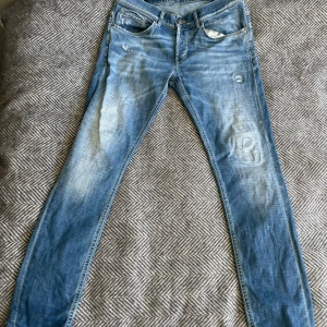 Dondup Jeans - Säljer ett par Dondup jeans i modellen George. Använda men i bra skick. Hålen på ena knät är lagat. 