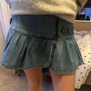 Säljer denna snygga jeans kjol med volang. Så unik!!💕