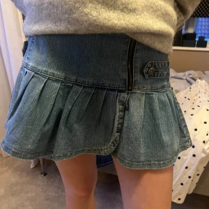 Jeans kjol - Säljer denna snygga jeans kjol med volang. Så unik!!💕