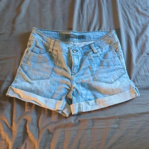 Lowwaist shorts - Fina lågprisjeansen jeansshorts från ONLY i storlek W28. Pris kan diskuteras vid snabb affär🫶🏻