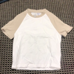 Två färgad t-Shirt  - En vit t-Shirt med beiga ärmar!! Ny skick, aldrig använd!!💖