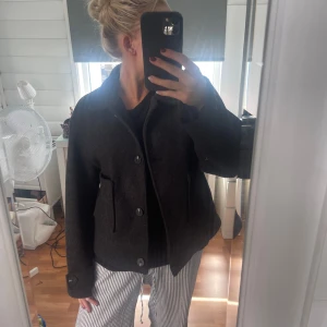 Kort kappa - Kort kappa från lager 157 som är jättefin och nästan aldrig använd💕