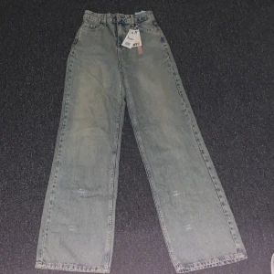 Baggy jeans - Ett par baggy jeans som aldrig är använda då det inte alls satt bra PÅ MIG. Lappen sitter kvar. Det vita på benen är bara lite kajal som as enkelt går att tvätta av. Längd: 113 cm. Skriv vid mer frågor!!🩷