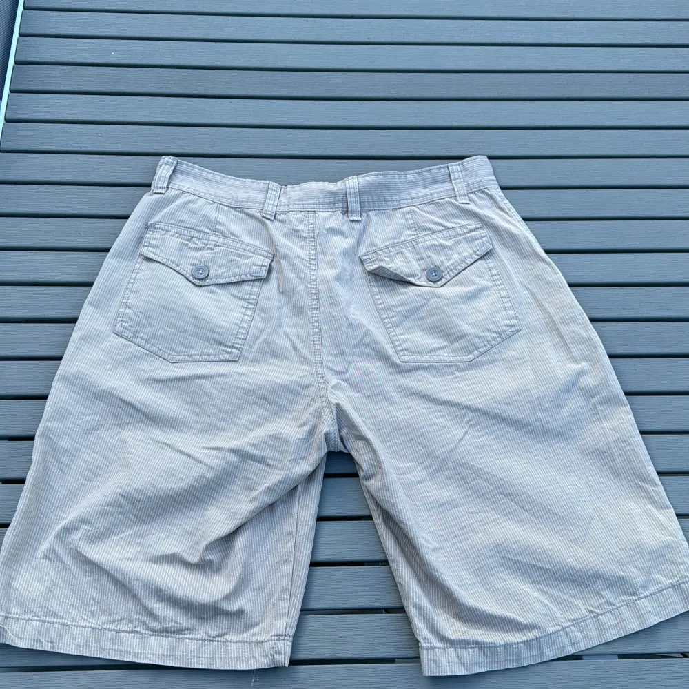 Skit feta billabong shorts köpta second hand Längd 22cm midja 16,5 cm Står ingen storlek på den så om ni är osäkra med måtten skriv gärna till mig!. Shorts.