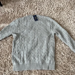 Ralph lauren stickad tröja - Tjenare säljer nu min stickad Ralph lauren tröja, knappt använd skick 9/10 finns inga defekter.