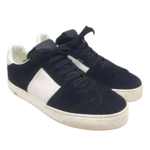 Valentino flycrew - Tjena säljer ett par helt nya flycrews som används 5 gånger under specifika tillfällen  Size 39,5 alla spikarna är fina och nya utom 2 som tappts men kan ersättas om så önskas mott en kostnad sedan Resell-Gbg också frakta elle mötas up på önksan