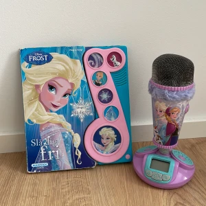 En Elsa bok och mikrofon  - Elsa boken låter av musik som innehåller av filmen  Mikrofonen har timmer o tid