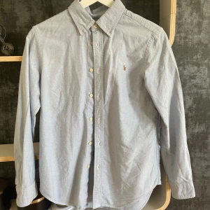 Ralph Lauren skjorta - En riktigt snygg skjorta från Ralph Lauren som jag tyvärr vuxit ur och därav säljer.  Tveka inte på att höra av dig vid frågor.