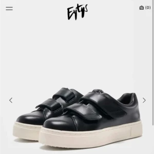Eytys skor - Säljer mina svarta Eytys skor i modellen Doja Velcro som inte säljs längre, hör av er för egna bilder. Inte toppenskick därav priset!