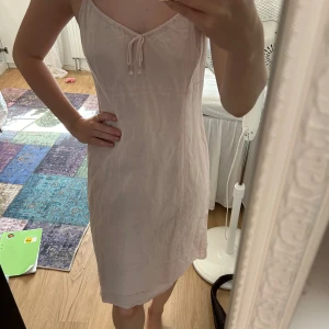 Linne klänning  - Rosa linne blend klänning från h&m, köpt second hand men har själv aldrig använt och är i bra skick 