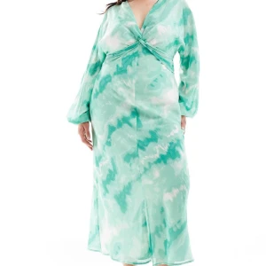 Drömmig chiffong pastel klänning - Helt ny pastell klänning med prislapp där nypriset är 570, säljer den nu för 400kr pga jag glömde lämna tillbaka