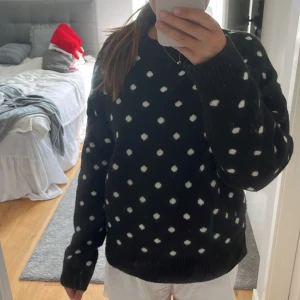 Prickig stickad tröja  - Jätte gullig stickad tröja i prickigt mönster 💞💞 tröjan är ifrån hm och u storlek s men skulle även passa m tror jag! Inga defekter och är endast provad 💞💞