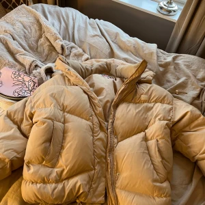 Levis jacka  - Passar mig inte längre är för stor, puff jacka ny pris 2500kr säljer för 395kr