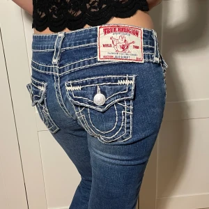 True religion jeans - Jätte fina true religion jeans som är köpta från sellpy och är vintage.Dom är straight och lågmidjade med jättefina vita sömmar 💕