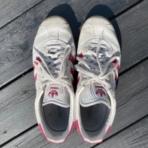 Adidas gazelle - Köpta begagnat och använda, men finns inga större defekter✨ Skriv om du har frågor!🫶🏼