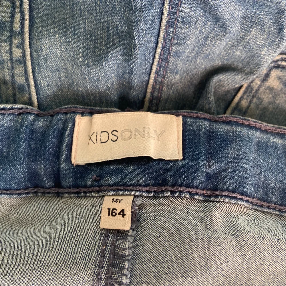 Mörkblåa bootcut jeans från Only! Jättebra skick. Storlek 164 skriv om du vill ha fler bilder då fixar jag.. Farkut & Housut.