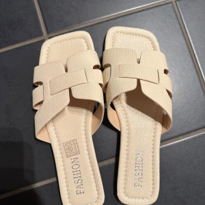 Beige sandaler från Fashion - Shein sandaler oanvända, storlek 39 passar även 38, första platta, de andra med platå. 100 kronor styck